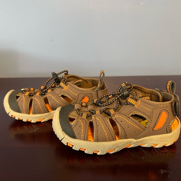 Eddie BauerToddler boys sandals. - Picture 2 of 7